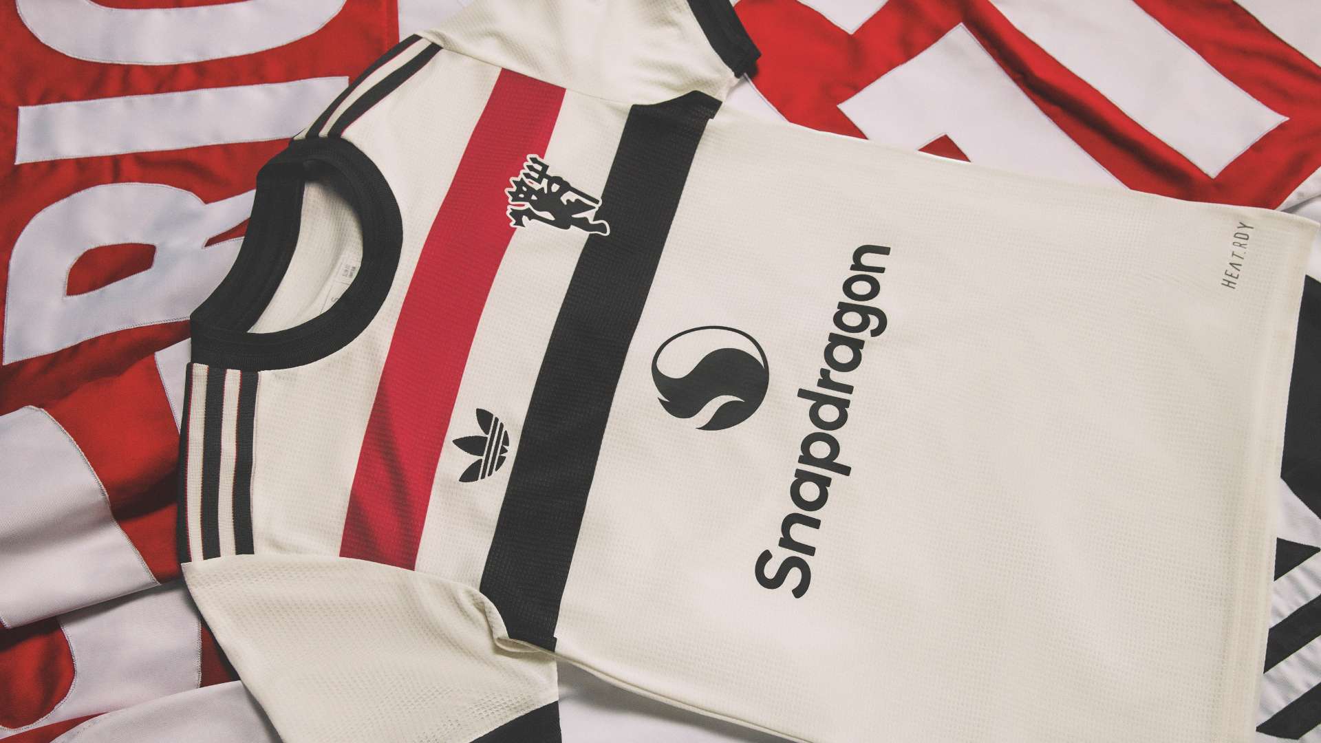 欧冠决赛专属用球：探秘官方比赛球的设计与故事