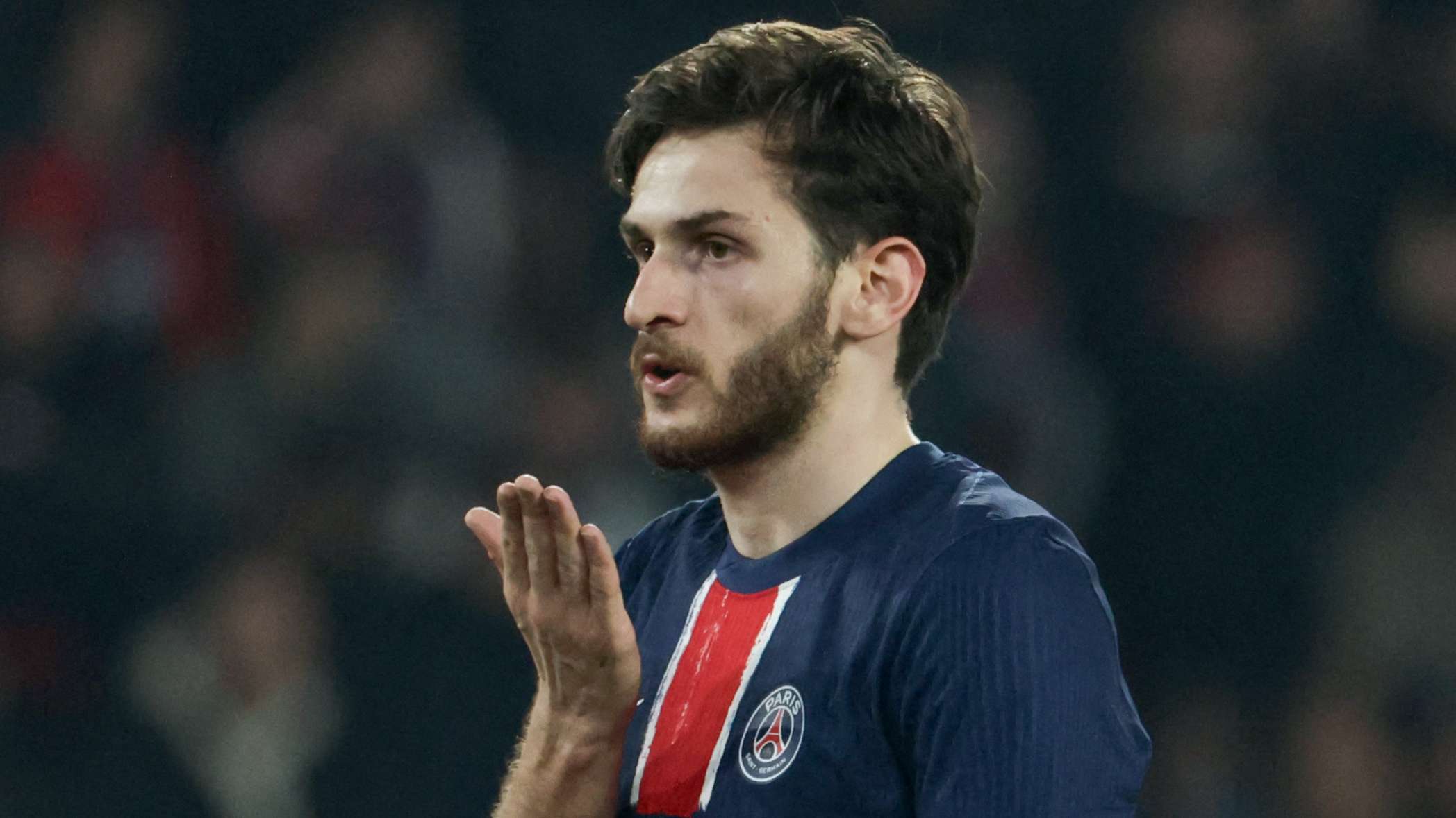 媒体人：男足屡战屡败，心态低迷球员应让位给斗志昂扬者